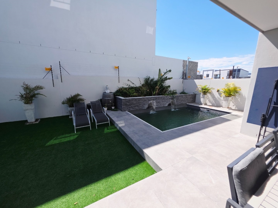 5 Bedroom Property for Sale in Sandown Western Cape